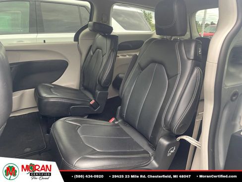 Used 2024 Chrysler Pacifica Touring-L FWD image 8