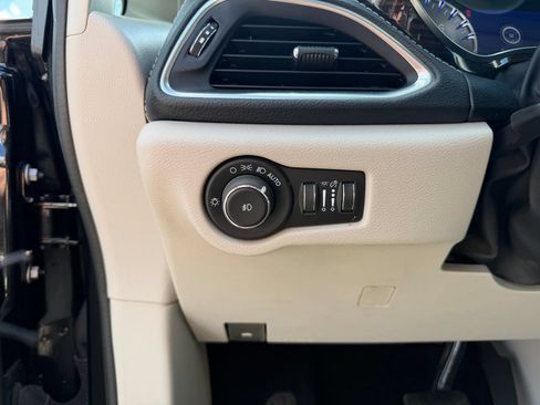 Used 2022 Chrysler Pacifica Limited AWD/4WD image 19