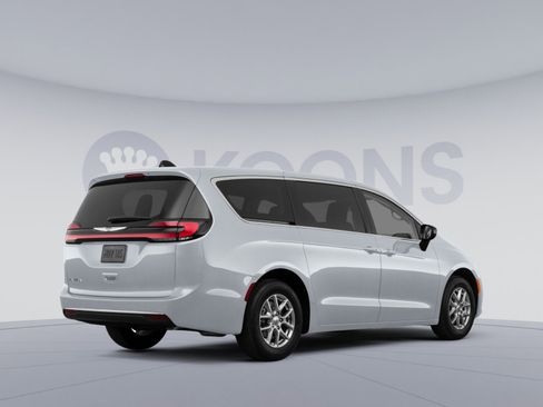 Used 2024 Chrysler Pacifica Limited FWD image 4