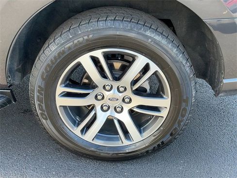 Used 2024 Ford Expedition Limited image 9