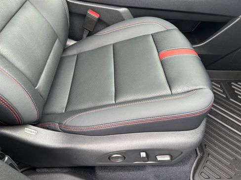 Used 2025 Chevrolet Traverse RS image 52