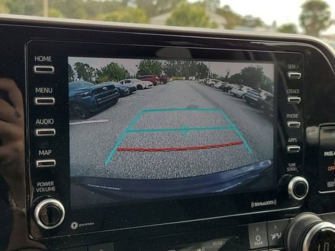 Used 2022 Toyota Highlander L image 26