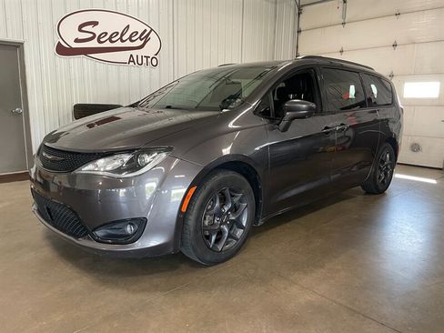 Used 2018 Chrysler Pacifica Touring-L Plus w/ Advanced Safetytec Group FWD image 2
