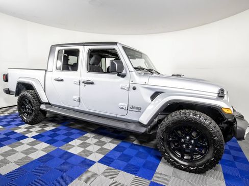 Used 2023 Jeep Gladiator Overland AWD/4WD image 3