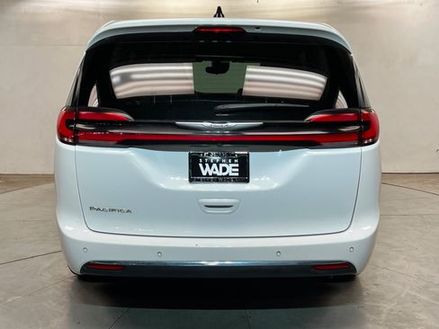Used 2024 Chrysler Pacifica Touring-L FWD image 5