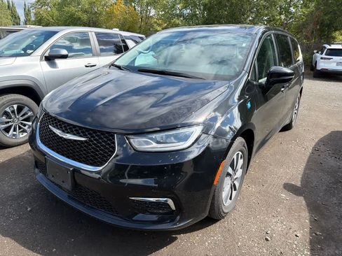 Used 2024 Chrysler Pacifica Limited FWD image 3