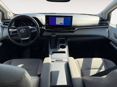 Certified 2026 Toyota Sienna XLE FWD image 10