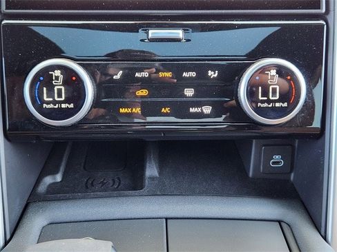 Used 2024 Land Rover Discovery Metropolitan Edition image 14