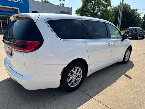 Used 2024 Chrysler Pacifica Touring-L FWD image 3
