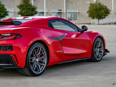 Used 2024 Chevrolet Corvette Z06 w/ Z07 Performance Package RWD image 17