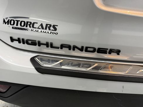 Used 2024 Toyota Highlander XLE image 28