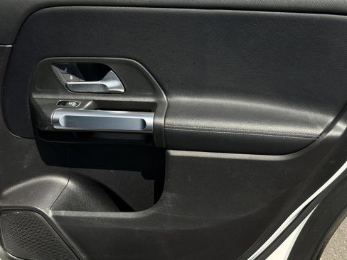 Used 2021 Mercedes-Benz GLB 250 4MATIC image 27