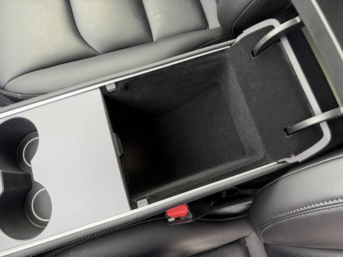 Used 2022 Tesla Model Y Long Range image 25