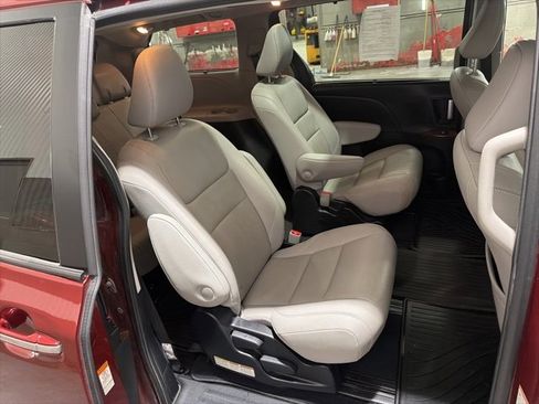Used 2020 Toyota Sienna Limited image 14