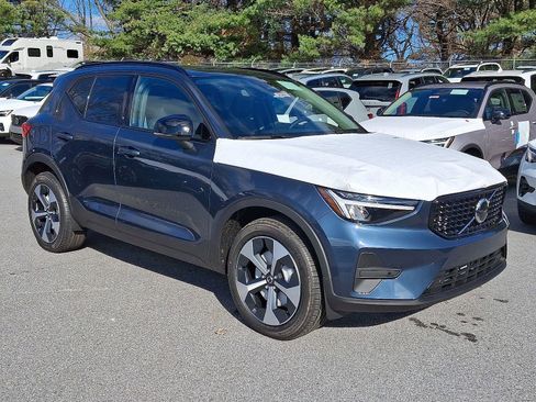 New 2026 Volvo XC40 B5 Core w/ Climate Package image 1