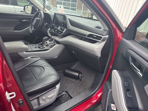 Used 2021 Toyota Highlander XLE image 11