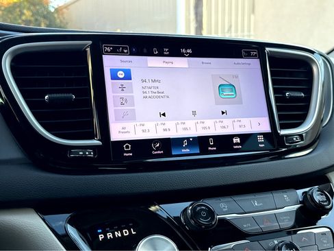 Used 2022 Chrysler Pacifica Touring-L image 7