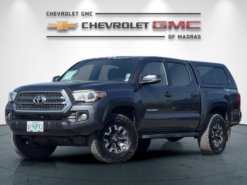 Used 2017 Toyota Tacoma TRD Off-Road w/ Premium & Technology Package AWD/4WD image 7
