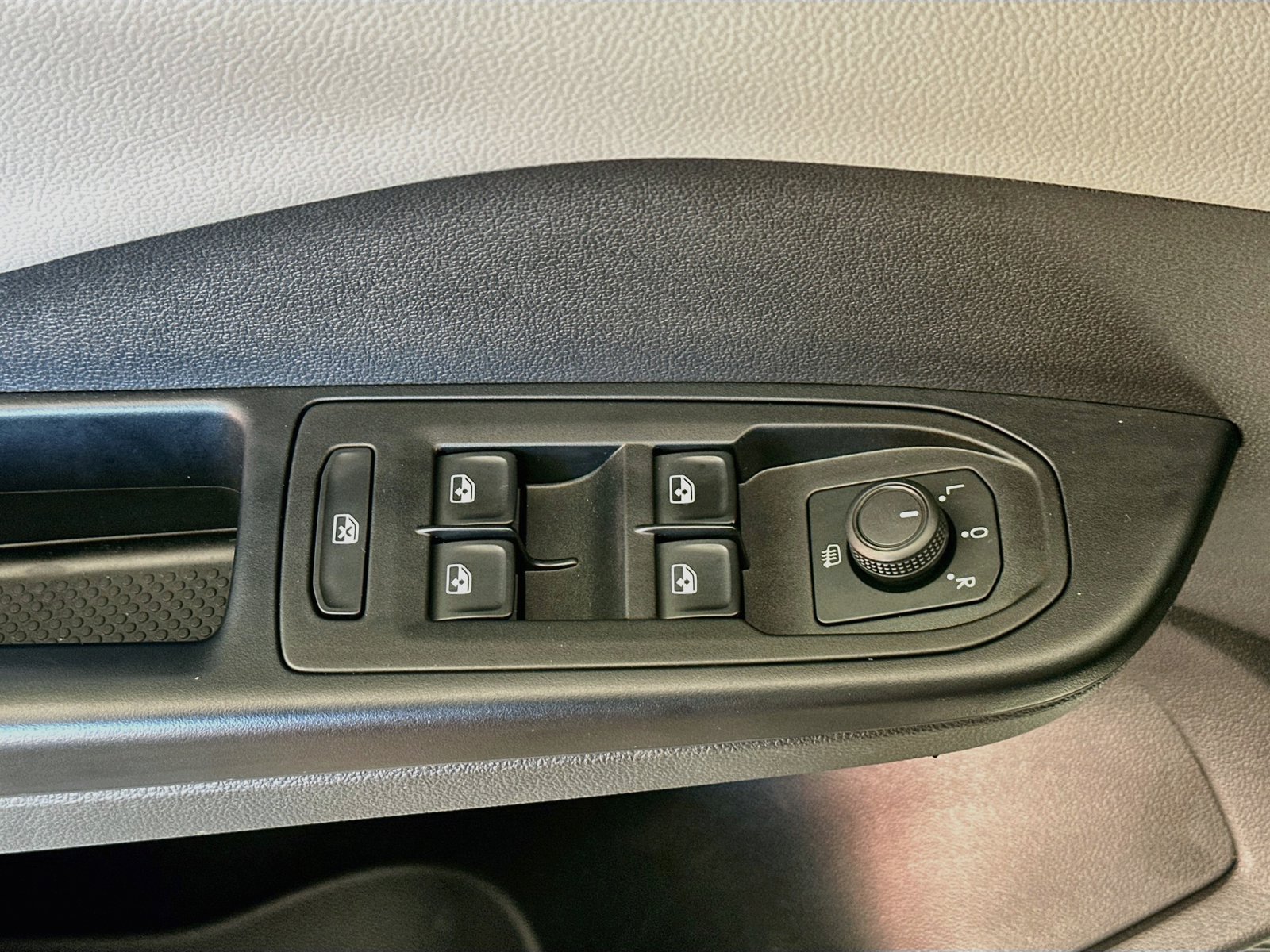 Used 2023 Volkswagen Taos SE w/ Black Wheel Package FWD image 16