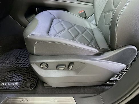 Used 2026 Volkswagen Atlas SE w/ Panoramic Sunroof Package FWD image 9