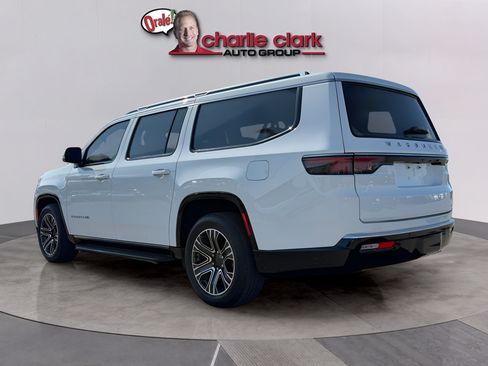 Used 2024 Jeep Wagoneer L Series II RWD image 4