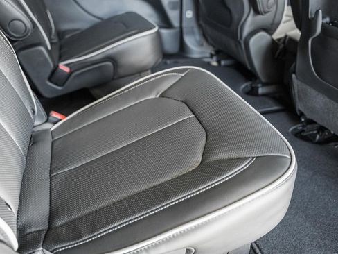 New 2026 Chrysler Pacifica Limited w/ Uconnect Theater Family Group image 31