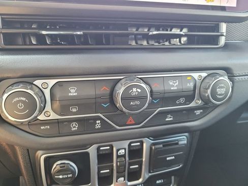 Used 2025 Jeep Wrangler Unlimited Rubicon AWD/4WD image 25