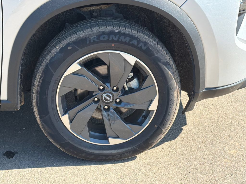 Used 2025 Nissan Rogue SV FWD image 12