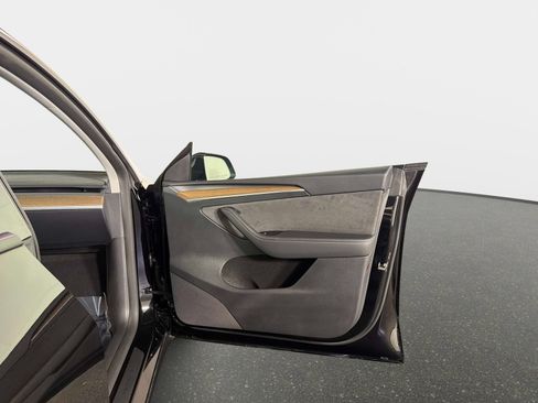 Used 2024 Tesla Model Y Long Range RWD image 21