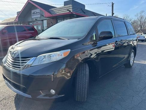Used 2013 Toyota Sienna XLE image 3