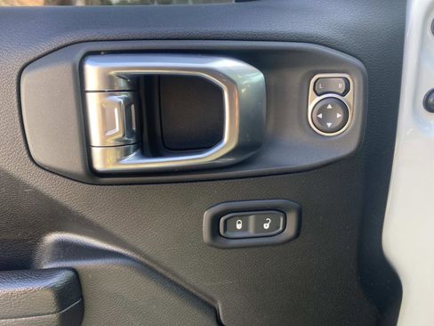 Used 2023 Jeep Wrangler Unlimited w/ Sun & Screen Package image 22