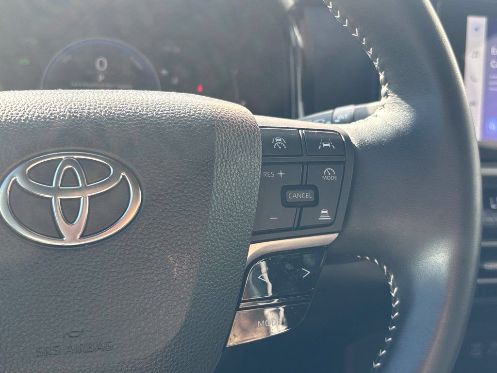 Used 2025 Toyota Camry SE w/ Convenience Package FWD image 22