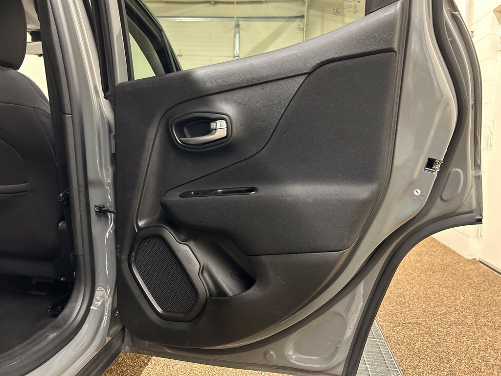 Used 2021 Jeep Renegade Latitude AWD/4WD image 17