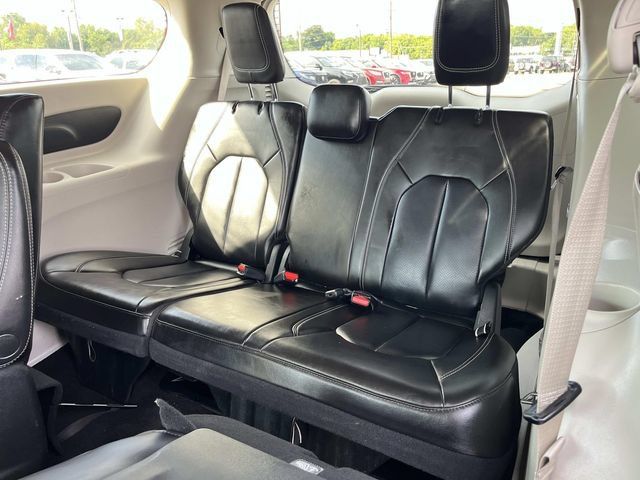 Used 2023 Chrysler Pacifica Touring-L FWD image 19