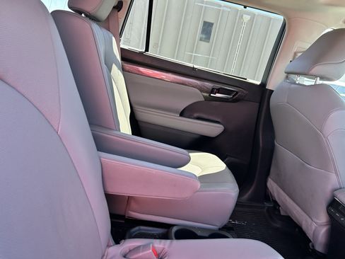 Used 2023 Toyota Highlander Limited AWD/4WD image 11