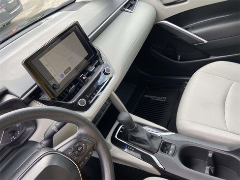 Used 2025 Toyota Corolla Cross L image 27