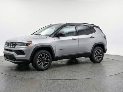 Used 2025 Jeep Compass Trailhawk image 3