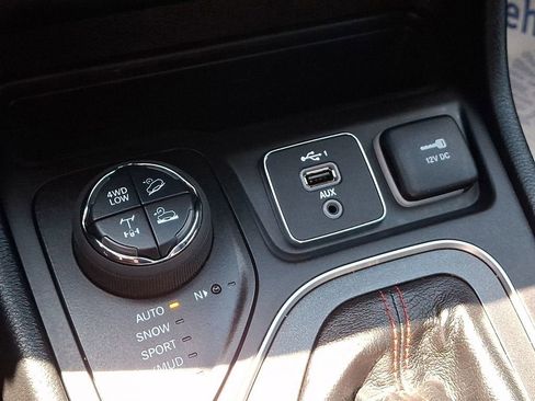 Used 2022 Jeep Cherokee Trailhawk w/ Premium Leather Package AWD/4WD image 25