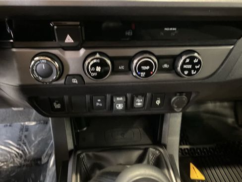 Used 2018 Toyota Tacoma TRD Off-Road w/ Technology Package AWD/4WD image 21