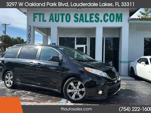Used 2014 Toyota Sienna SE FWD image 2