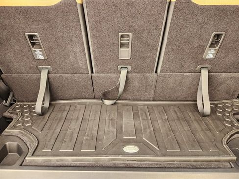 New 2026 Land Rover Defender 130 X-Dynamic SE image 22