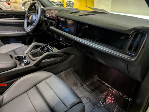 Certified 2025 Porsche Cayenne AWD/4WD image 27