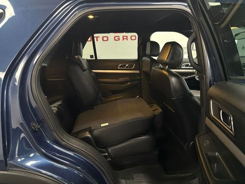 Used 2017 Ford Explorer XLT w/ Equipment Group 202A AWD/4WD image 39