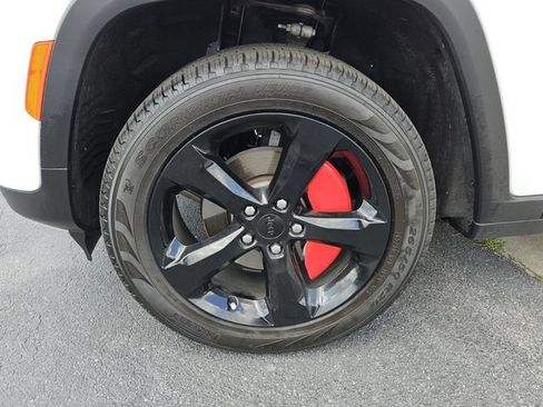 Used 2025 Jeep Grand Cherokee Limited w/ Black Appearance Package RWD image 9