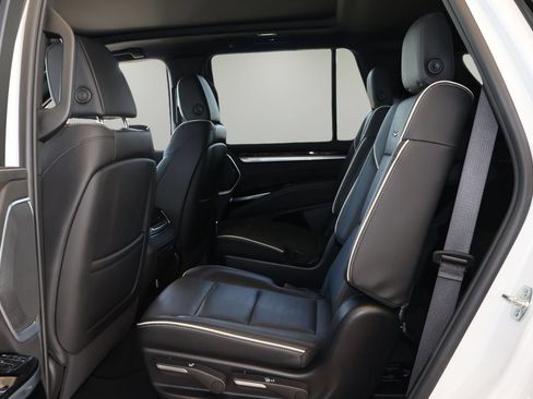 Used 2025 Cadillac Escalade Premium Luxury AWD/4WD image 13