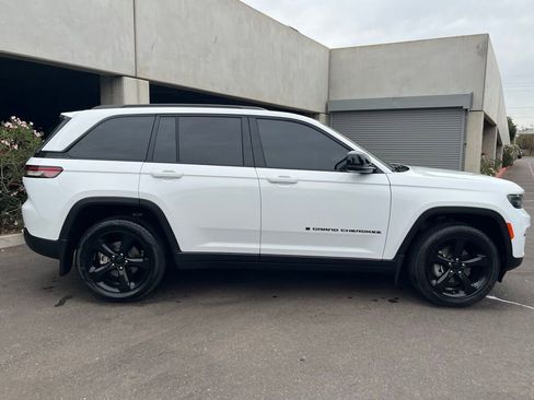 Certified 2023 Jeep Grand Cherokee Altitude AWD/4WD image 3