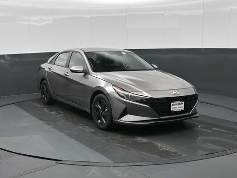 Used 2022 Hyundai Elantra SEL image 2