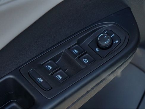 New 2025 Volkswagen Taos SE image 17