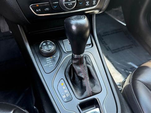 Used 2021 Jeep Cherokee Trailhawk AWD/4WD image 36