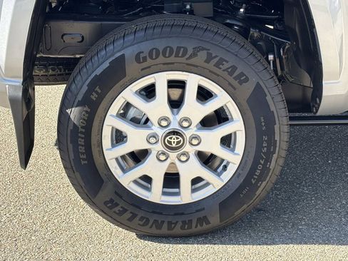 Certified 2025 Toyota Tacoma SR5 AWD/4WD image 8